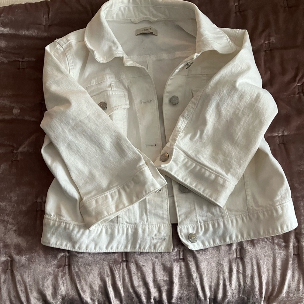 Ann Taylor loft cropped at waste white denim jacket. Three-quarter link sleeves.